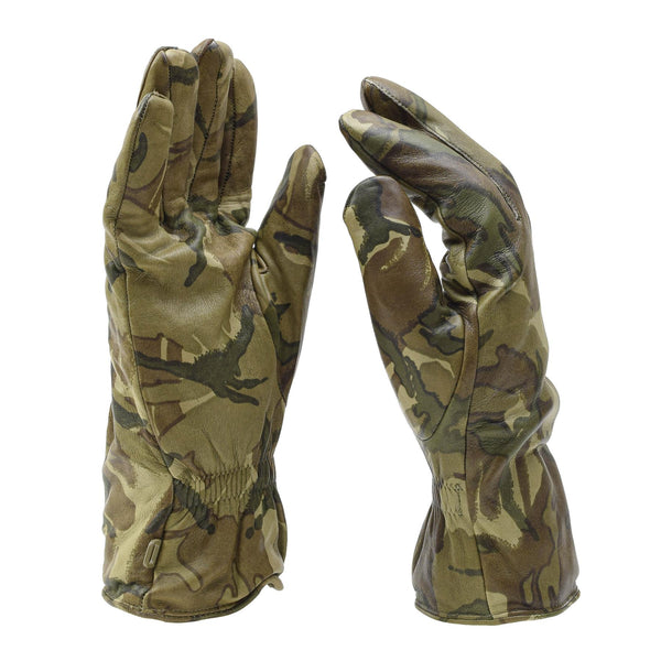 Véritables gants tactiques de combat militaires britanniques en cuir isolés camouflage MTP