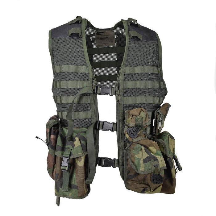 Gilet tactique modulaire olive militaire néerlandais avec 6 pochettes MOLLE camouflage forêt pour une utilisation polyvalente en extérieur et militaire.