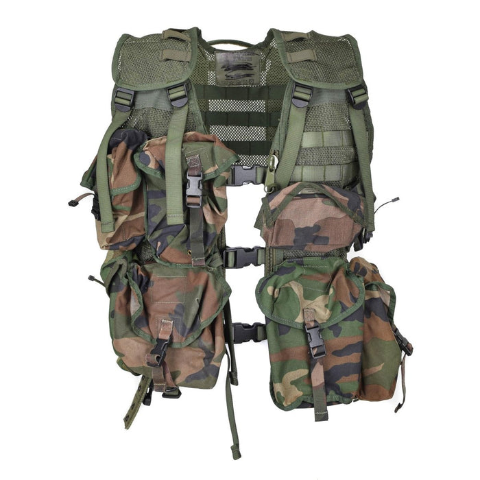 Gilet tactique militaire néerlandais avec pochettes MOLLE modulaires de camouflage forestier en 7 pièces pour un chargement et une durabilité personnalisables.