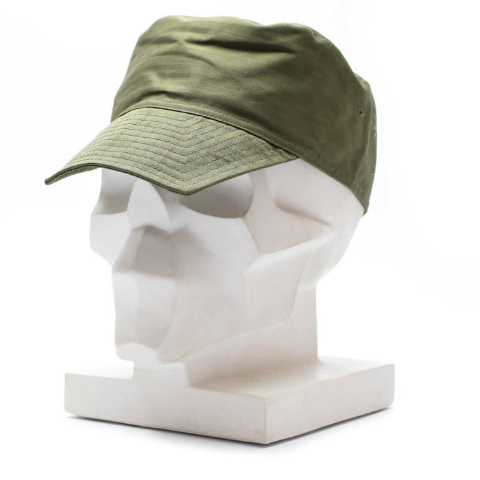 Casquette légère vert olive F1 de l'armée française avec visière et trous d'aération affichés sur la tête de mannequin blanche