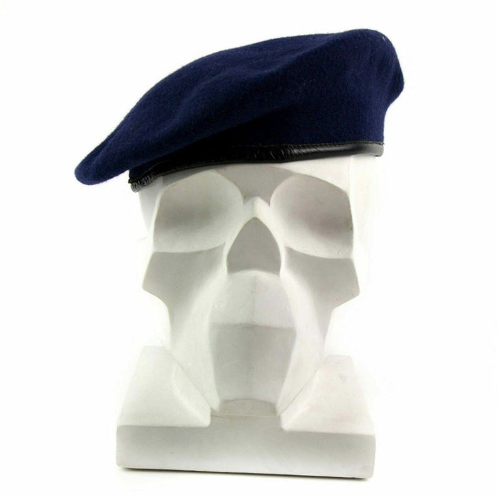 Béret en laine de l'armée allemande bleu foncé avec bordure en cuir posé sur une tête de mannequin blanche.