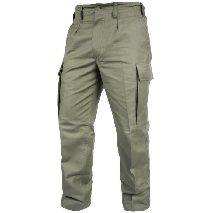 L'armée allemande publie un pantalon cargo en moleskine olive terne avec braguette boutonnée et plusieurs poches pour une utilisation en extérieur