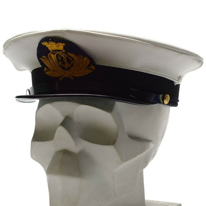Casquette à visière blanche de la véritable marine italienne avec insigne doré et jugulaire en cuir noir sur le modèle tête de mort