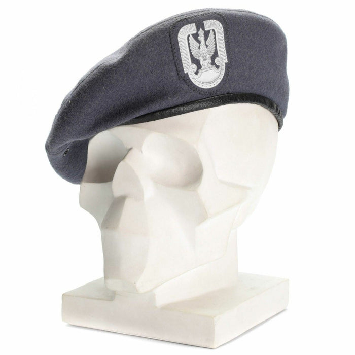 Béret de parachutiste militaire polonais en laine grise avec insigne sur le devant, affiché sur une tête de mannequin blanche.