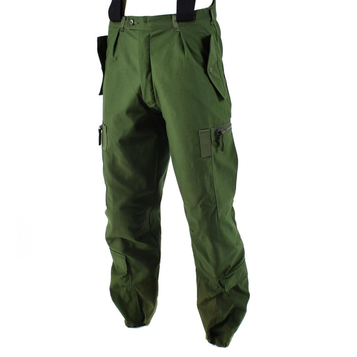 Véritable pantalon BDU thermique suédois vert olive avec bretelles, conçu pour les températures extrêmement froides et une utilisation extérieure robuste.