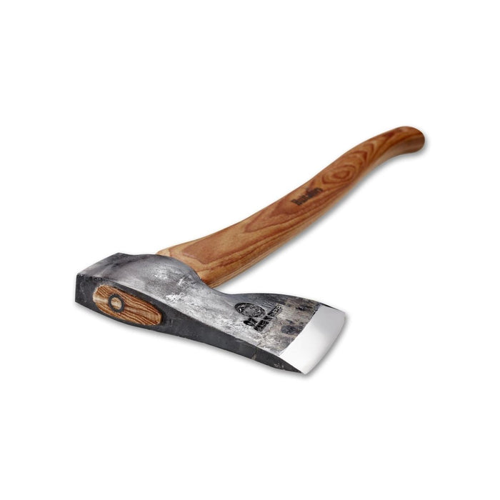 Hache forestière Hultafors ABY avec tête en acier au carbone et manche en bois, conçue pour le traitement de précision du bois et une utilisation en extérieur.