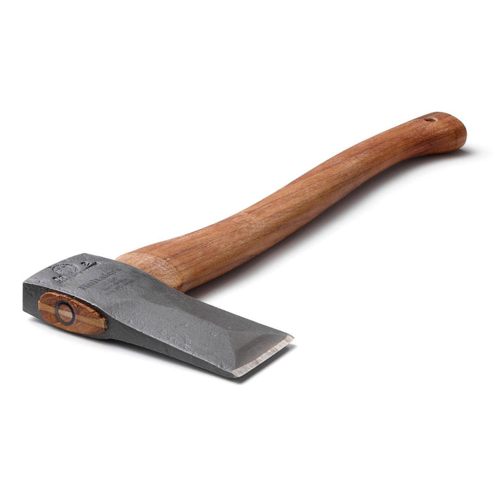 Hache à fendre HULTAFORS avec tête en fer sablé et manche courbé en hickory pour un fendage efficace du bois.