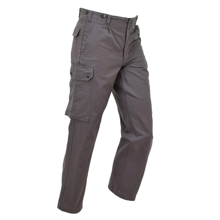 Pantalon cargo militaire gris pour hommes avec plusieurs poches, tissu en coton durable et coupe décontractée pour un usage polyvalent.