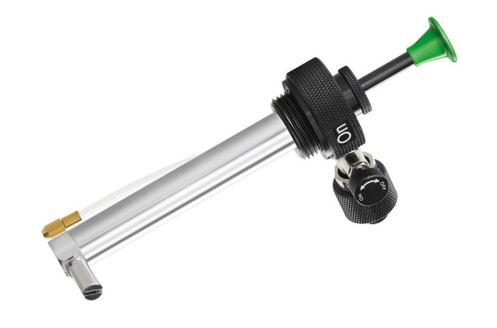 Pompe à carburant Optimus Polaris en aluminium avec raccords à connexion rapide et contrôle du débit de carburant pour une utilisation sur poêle extérieur.