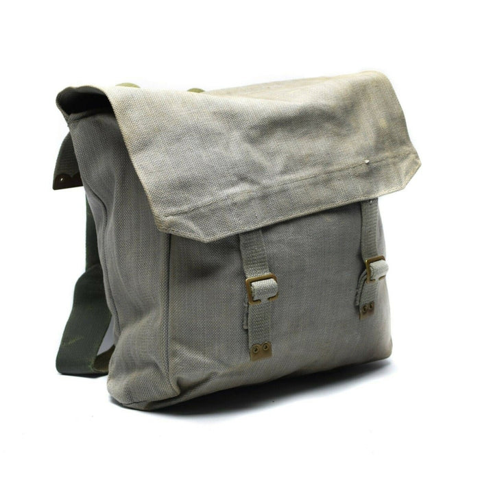 Sac à dos original en toile grise M37 de l'armée britannique avec fermetures à boucle et design spacieux en surplus militaire.