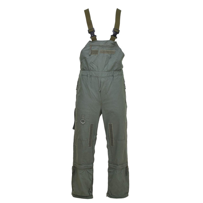 Pantalon à bretelles en aramide ignifuge vert olive avec bretelles réglables et plusieurs poches cargo pour un usage militaire robuste.
