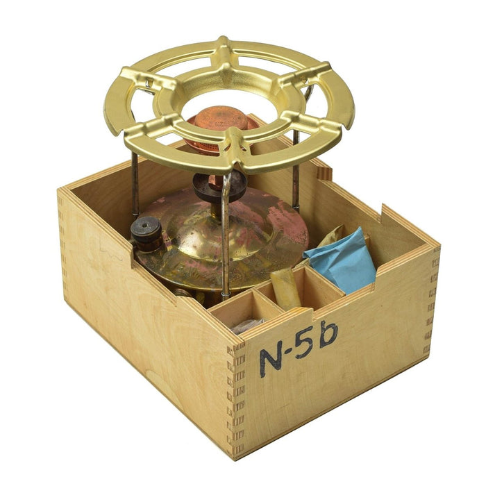 Réchaud de camping militaire tchèque vintage à combustible liquide avec brûleur et support de pot dans une boîte de rangement en bois