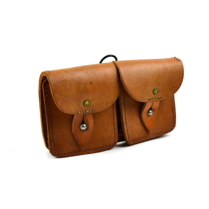 pochette double magazine vintage en cuir marron Français armée avec fermetures à boutons en métal et coutures robustes