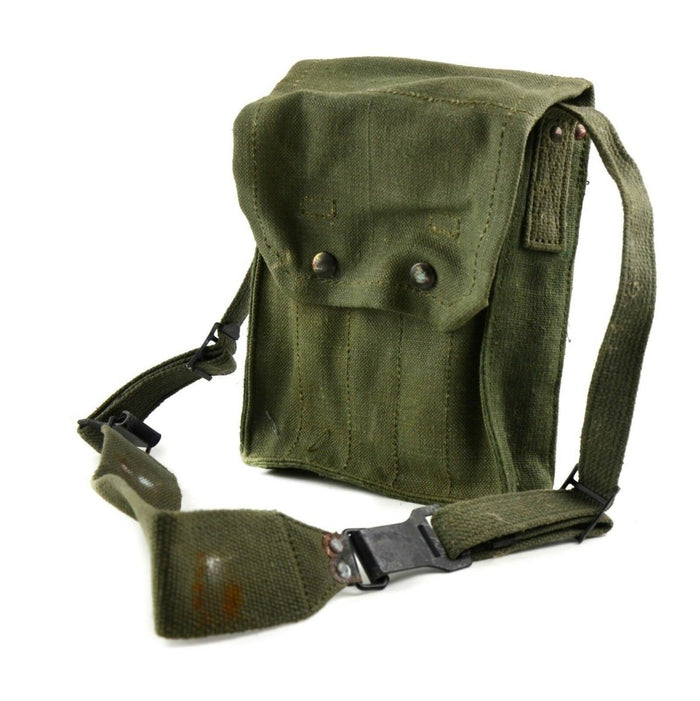 Pochette originale pour chargeurs à 5 compartiments de l'Armée française avec bandoulière réglable et fermetures à pression sécurisées en toile verte.