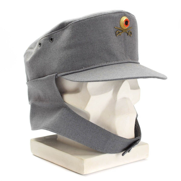Casquette de montagne Gebirgsjäger originale de l'armée allemande grise avec rabat de cou et insigne floral sur tête de mannequin blanche