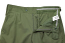 Pantalon de tenue militaire polonais original Pantalon de terrain durable Army OD Green montré ouvert avec ceinture et détails de boutons en vue paysage
