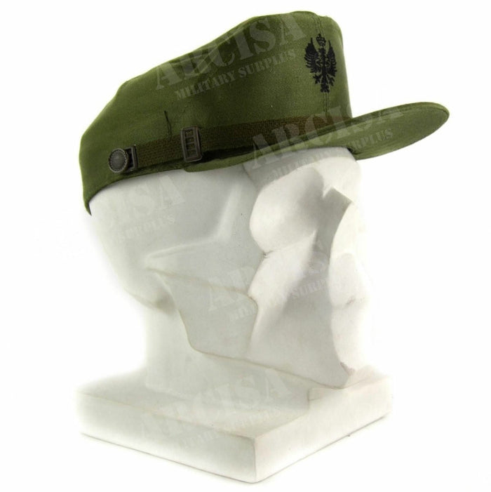 Casquette à visière militaire espagnole vert olive avec emblème et mentonnière affichée sur la tête d'un mannequin blanc, vue latérale