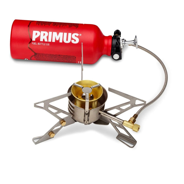 Réchaud de randonnée Primus MultiFuel III avec bouteille de carburant rouge, conception portable compacte pour le camping en plein air et utilisation multi-combustibles
