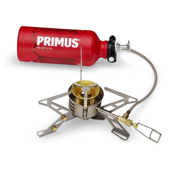 Réchaud de camping multi-combustible Primus OmniFuel II avec bouteille de carburant rouge et brûleur trépied pliable pour la cuisine en plein air.