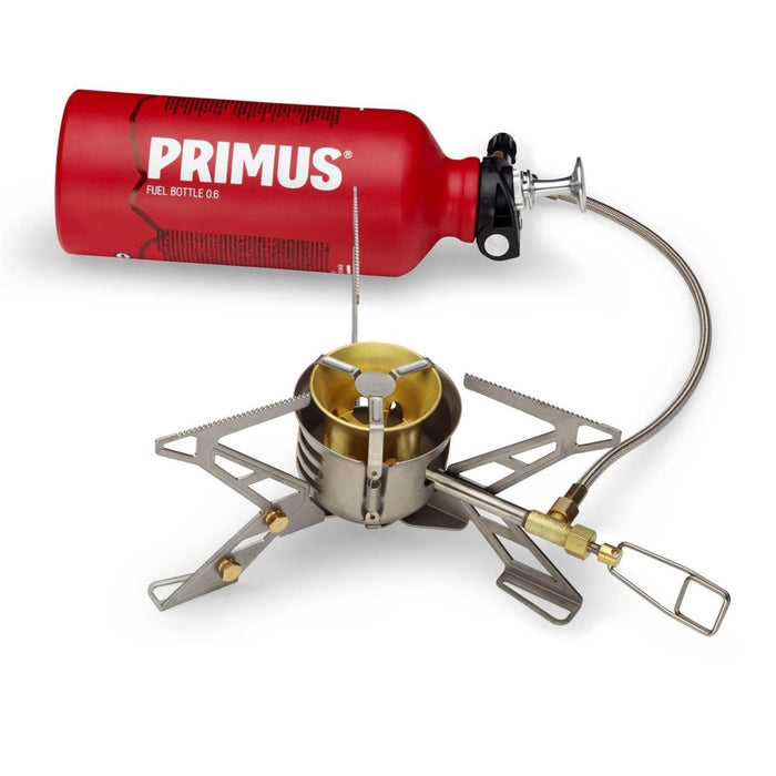 Réchaud de camping multicarburant Primus OmniFuel II avec bouteille de carburant rouge, supports en acier inoxydable et tuyau de carburant pour la cuisine en plein air.
